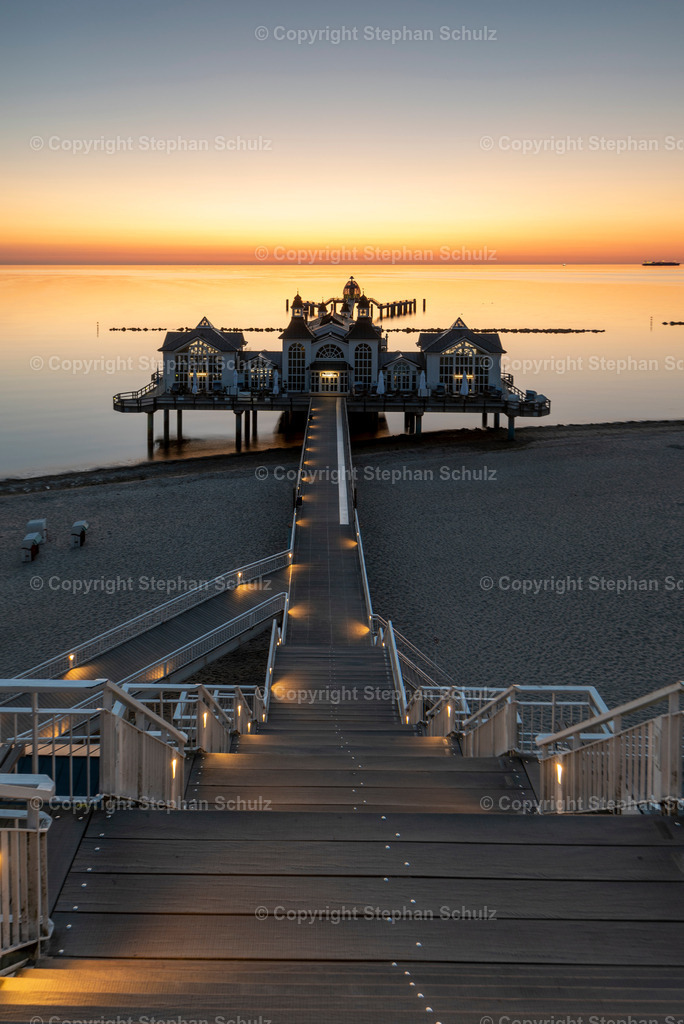 Sonnenaufgang an der Seebrücke Sellin | An der Seebrücke Sellin zeigt sich am frühen Morgen das erste Licht der Sonne, die zu dem Zeitpunkt noch unter dem Horizont steht.  - Realisiert mit Pictrs.com