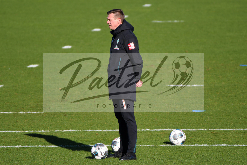 20200205_TRASVW_0040 | Fußball, Herren: Co-Trainer Tim Borowski (SV Werder Bremen) schaut waehrend der Trainingseinheit des SV Werder Bremen im Wohninvest Weserstadion am 05.02.2020 in Bremen, Deutschland. - Realisiert mit Pictrs.com