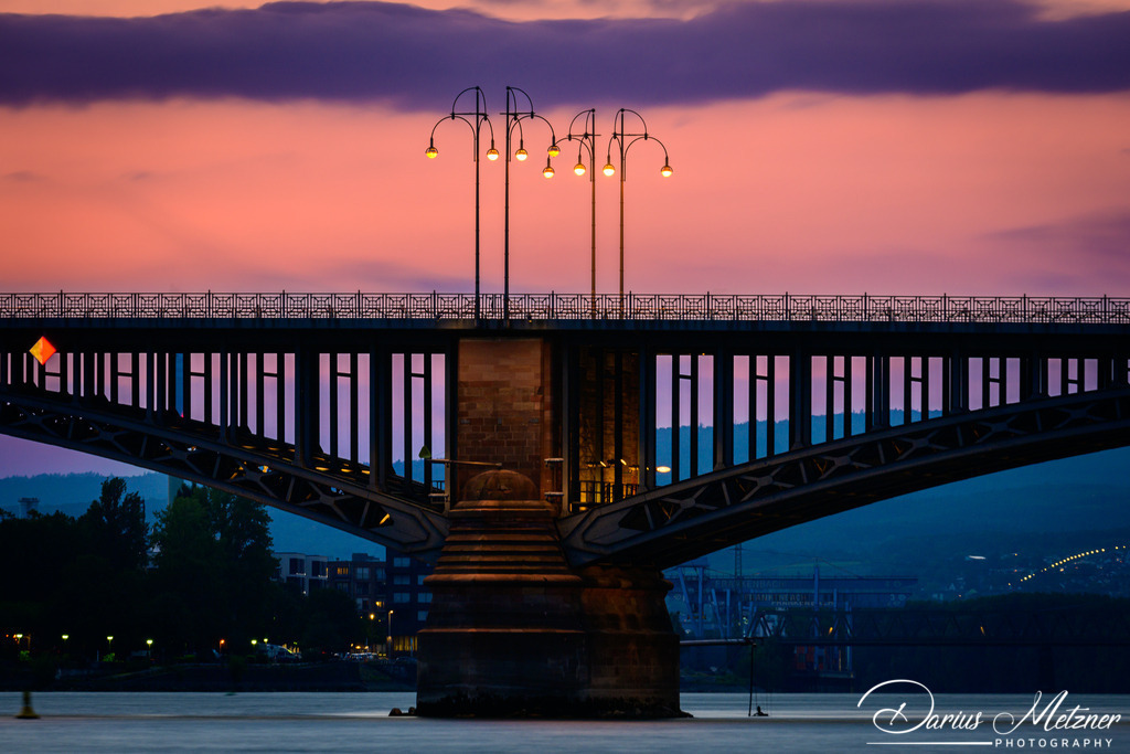 Die Theodor-Heuss-Brücke in Mainz | Die Theodor-Heuss-Brücke zwischen Mainz und Mainz-Kastel