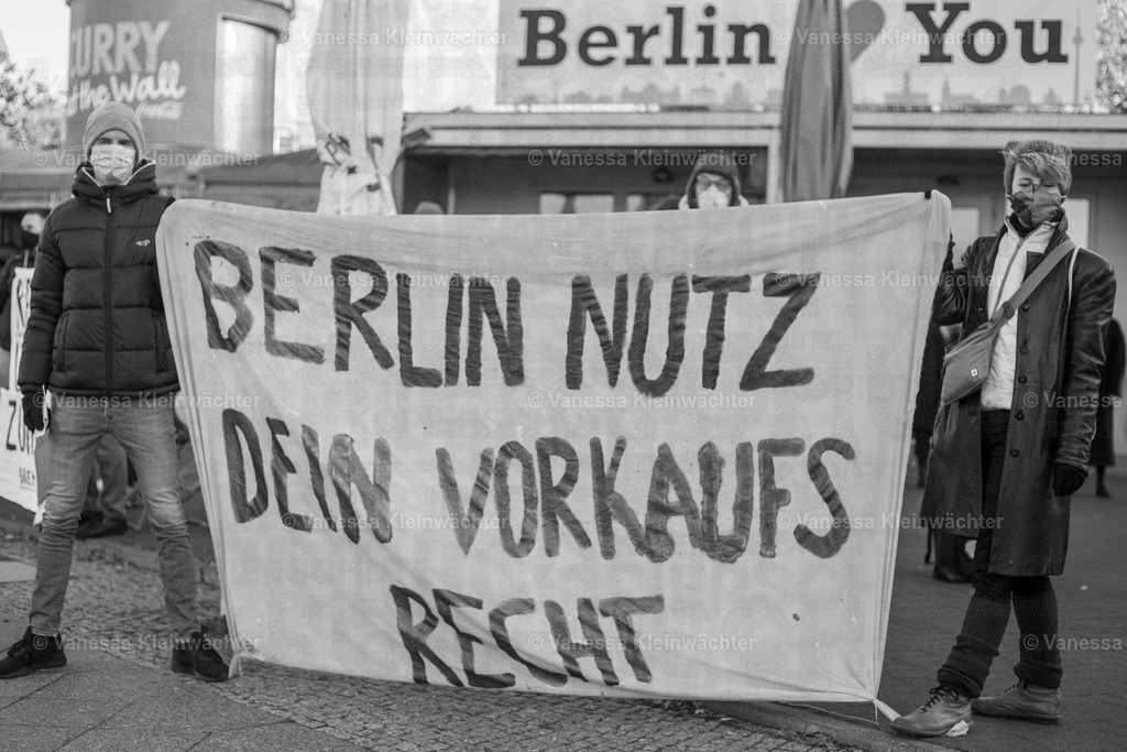 201105 StopHeimstadenAGH-1 | Mit einer Lärmkundgebung in der Nähe des Abgeordnetenhauses von Berlin protestieren Mieter*innen am 5.11.2020 gegen einen Verkauf ihrer Häuser an den Schwedischen Investor Heimstaden. - Realisiert mit Pictrs.com