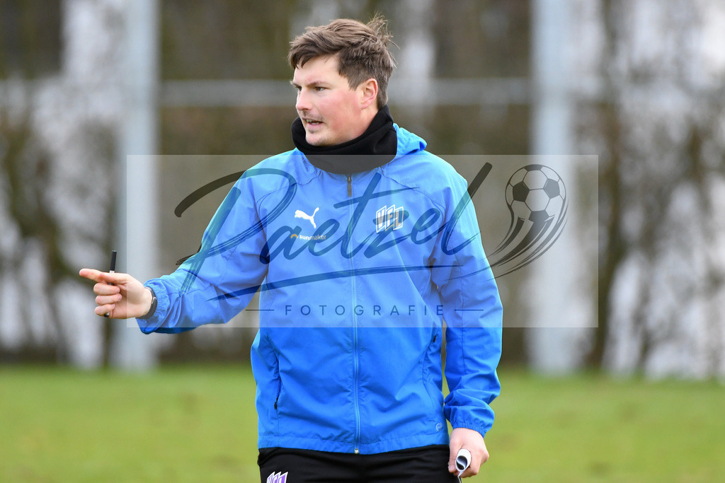 20200229_TRAOSN_0030 | Fussball, Herren: Co-Trainer Merlin Polzin (VfL Osnabrueck) gestikuliert waehrend der Trainingseinheit des VfL Osnabrueck im Sportpark Illoshoehe am 29.02.2020 in Osnabrueck, Deutschland. - Realisiert mit Pictrs.com