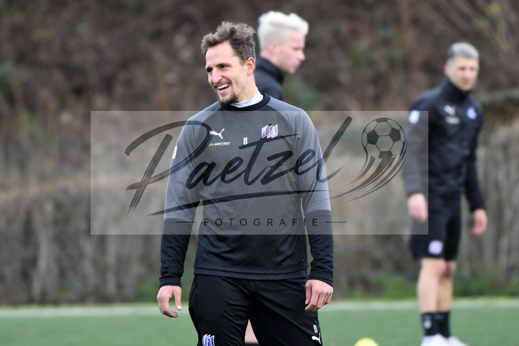 20200131_TRAOSN_0115 | Fußball, Herren: Ulrich Taffertshofer (VfL Osnabrueck) schaut waehrend der Trainingseinheit des VfL Osnabrueck im Sportpark Illoshoehe am 31.01.2020 in Osnabrueck, Deutschland. - Realisiert mit Pictrs.com