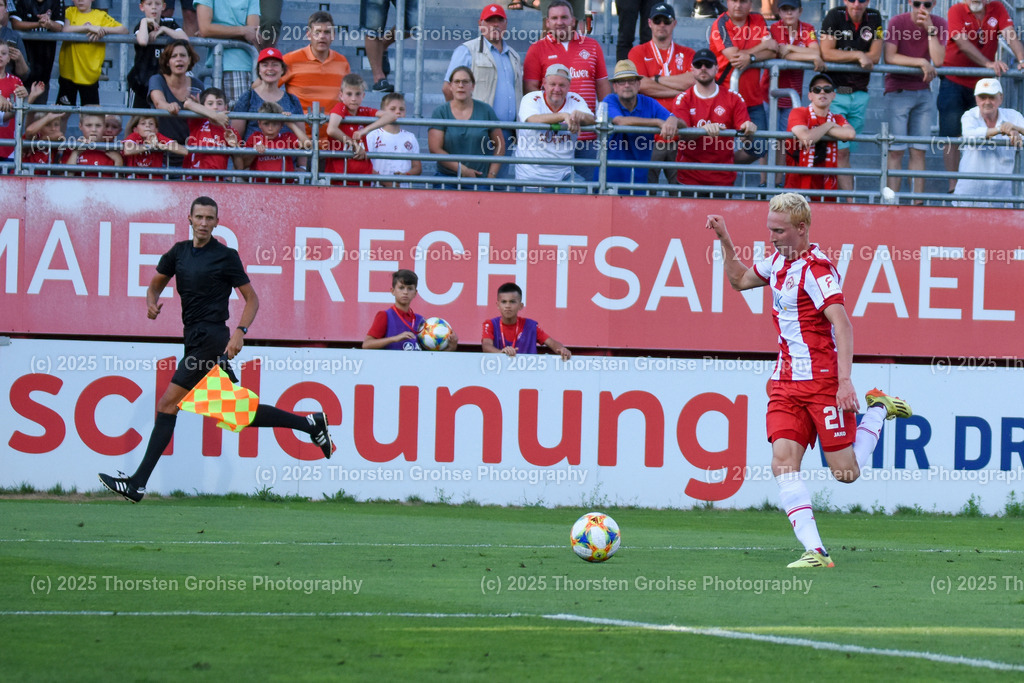 Fussball, 3. Liga, Wuerzburg Kickers vs. SG Sonnenhof Grossaspach, 30.07.2019 | Fussball, 3. Liga, Wuerzburg Kickers vs. SG Sonnenhof Grossaspach, 30.07.2019; in der Flyeralarm ARENA in Wuerzburg, (Deutschland)

Bild:  Luke Hemmerich 21 (Wuerzburger Kickers)

DFL REGULATIONS PROHIBIT ANY USE OF PHOTOGRAPHS as IMAGE SEQUENCES and/or QUASI-VIDEO. - Realisiert mit Pictrs.com