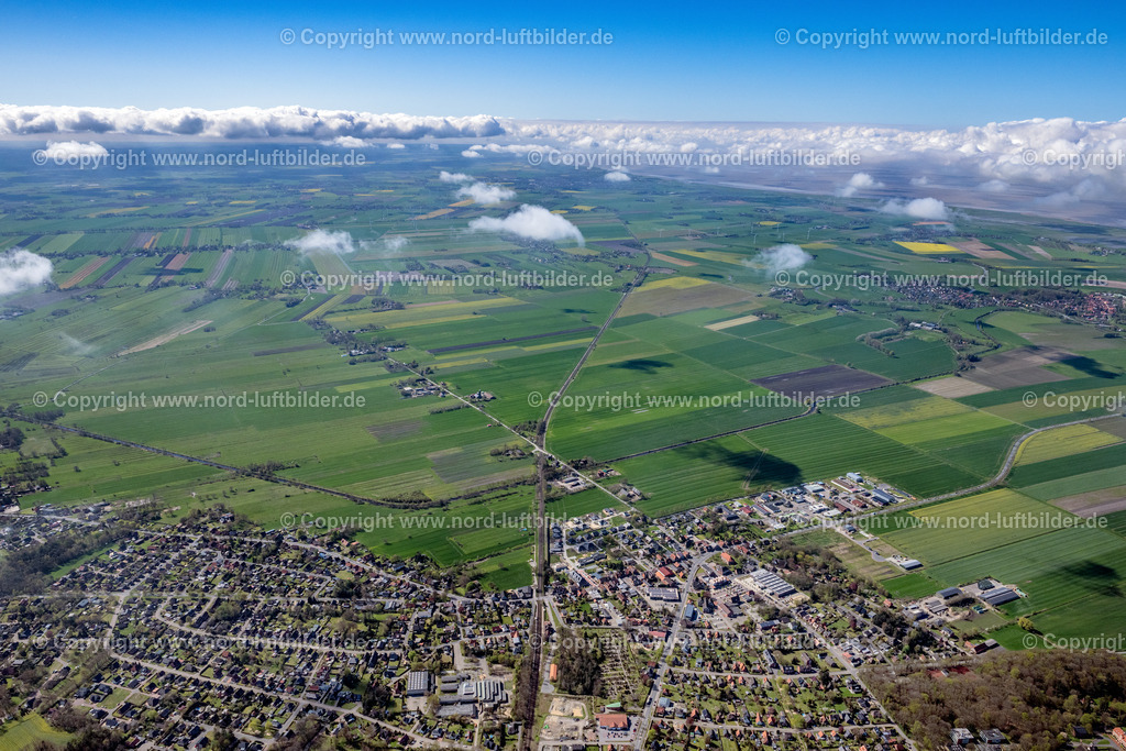 Cadenberge_ELS_0955290423 | CADENBERGE 29.04.2023 Ortsansicht am Rande von landwirtschaftlichen Feldern und Nutzflächen in Cadenberge im Bundesland Niedersachsen, Deutschland. // Village view on the edge of agricultural fields and land in Cadenberge in the state Lower Saxony, Germany. Foto: Martin Elsen