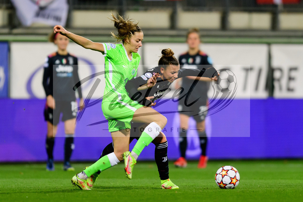 WOBJUV20211118_038 | Fussball, Frauen: Joelle Wedemeyer (VfL Wolfsburg) und Arianna Caruso (Juventus FC) im Zweikampf bei dem Spiel der UEFA Women´s Champions League zwischen VfL Wolfsburg und Juventus Turin im AOK-Stadion am 18.11.2021 in Wolfsburg, Deutschland. - Realisiert mit Pictrs.com