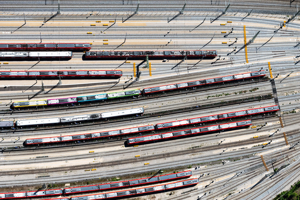 dr__0054701.jpg | MüNCHEN 12.06.2020 Schienen- und Gleisstrecken auf den Abstellgleisen und Rangierstrecken des Rangierbahnhofes und Güterbahnhofes der Deutschen Bahn im Ortsteil Bogenhausen in München im Bundesland Bayern, Deutschland. Weiterführende Informationen bei: DB Netz AG,  Deutsche Bahn AG. // Marshalling yard and freight station of the Deutsche Bahn in the district Bogenhausen in Munich in the state Bavaria, Germany. Further information at: DB Netz AG,  Deutsche Bahn AG. Foto: Daniel Reiter
