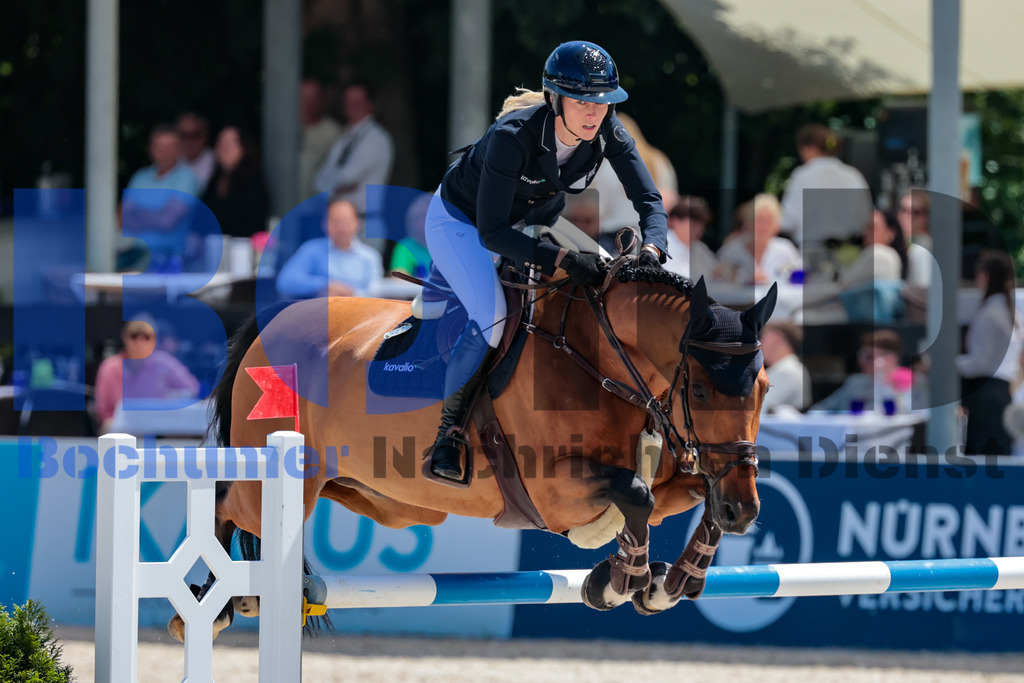 Longines Balve Optimum - Springen Samstag {date} -  | {headline}(Foto: Sebastian Sendlak / BOND) - Realisiert mit Pictrs.com