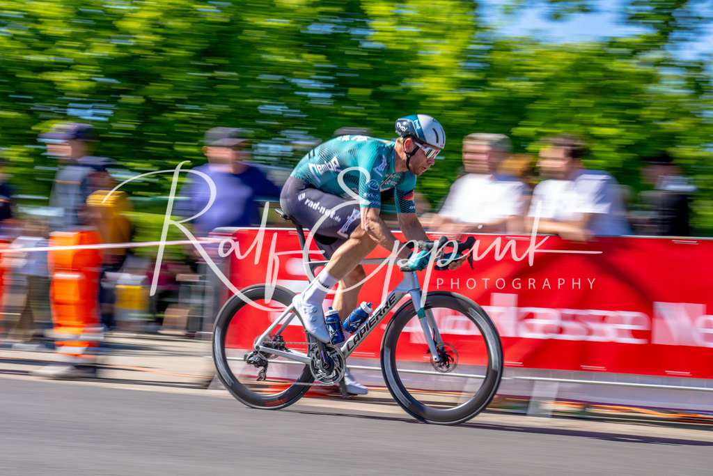 Spurt in den Mai 2026 - Großer Preis der Sparkasse Neuss | Annual one-day road cycling race "Großer Preis der Sparkasse Neuss" held in Büttgen, Germany, organized by VfR Büttgen 1912 e.V. The event features multiple races across all age categories from U11 youth to Elite men. - Realisiert mit Pictrs.com