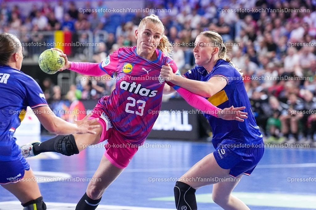 xydrx21092501023 | 21.09.2025, xydrx, Handball, Frauen Länderspiel, Deutschland - Niederlande, YAILA Arena: Annika Lott (GER #23) im Zweikampf gegen Judith van der Helm (NED #14)