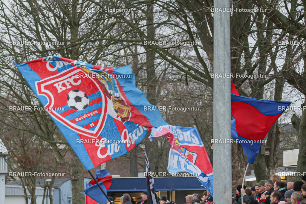 VFL Jüchen Garzweiler - KFC Uerdingen | Jüchen, Deutschland, 20.09.2025 Fahnen der Fans des KFC Uerdingen dem Oberliga Niederrhein Spiel zwischen VFL Jüchen Garzweiler KFC Uerdingen auf der Bezirkssportanlage am 13. Dezember 2025 in Jüchen,  Deutschland. (Foto von Ralph Görtz /Brauer-Fotoagentur)