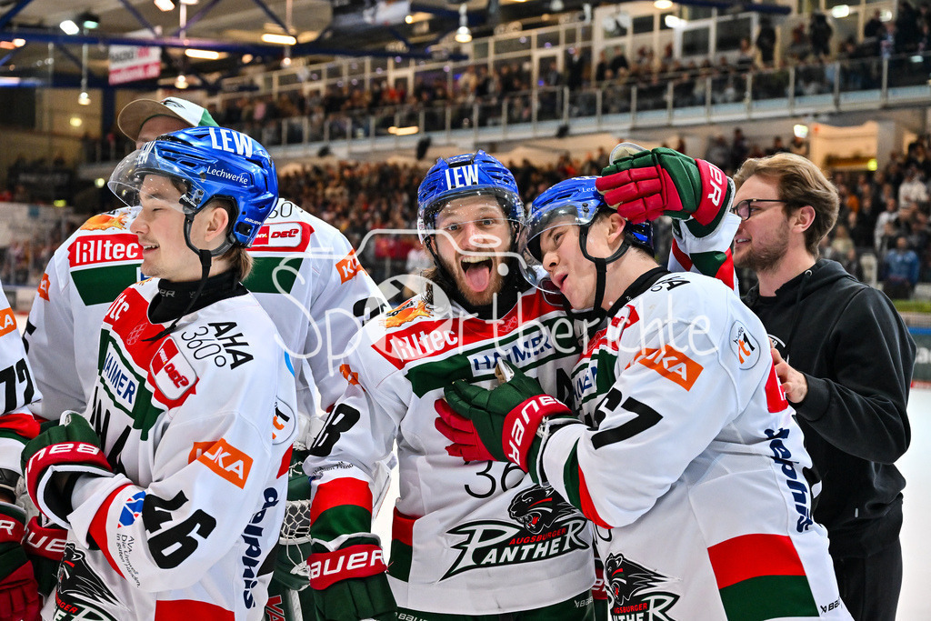 Iserlohn Roosters - Augsburger Panther | Die Spieler der Panther feiern zusammen mit den Fans den Klassenerhalt in Iserlohn / Freude / Happy / Abstieg / Absteiger / DEL: Iserlohn Roosters - Augsburger Panther, Eissporthalle Iserlohn am 07.03.2025 / Anthony LOUIS (Augsburger Panther #18) Florian ELIAS (Augsburger Panther #67)