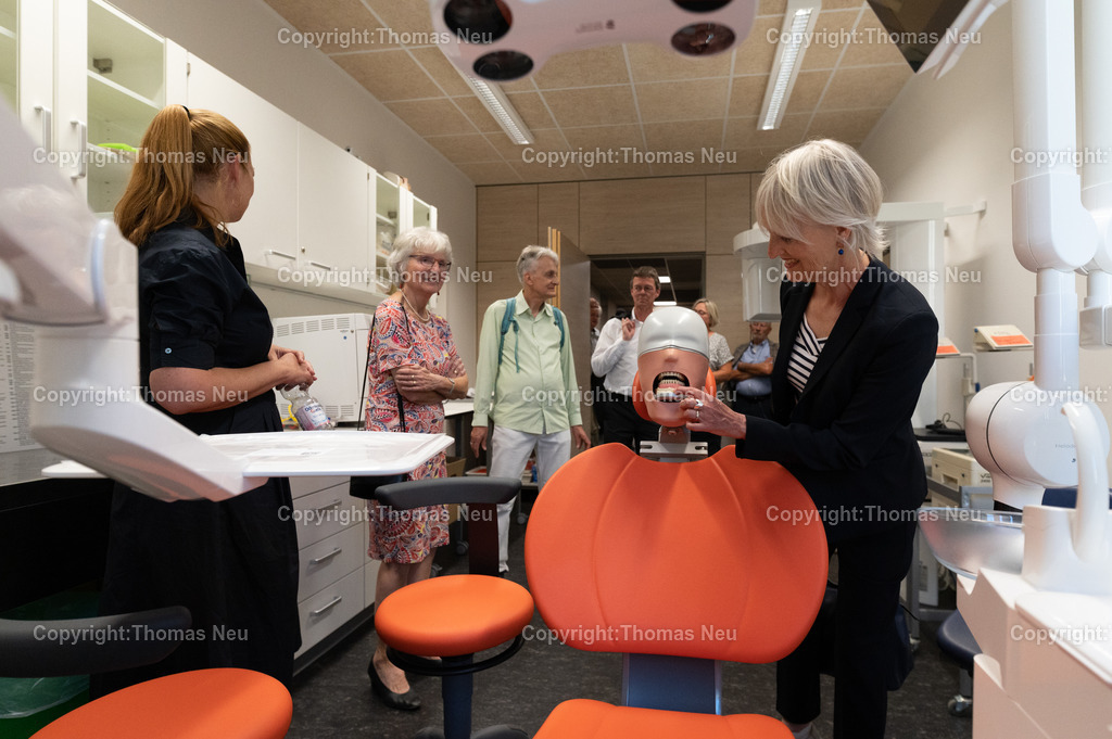 DSC_3779 | bre, Bensheim, Karl-Kübel-Schule, Einweihung Neubau, Ausbildung auf höchstem Niveau, hier ein Dental Ausbildungsplatz mit Sirona Behandlungseinheit, , rechts die ehemalige Schulleiterin Ulrike Rüger,  ,, Bild: Thomas Neu