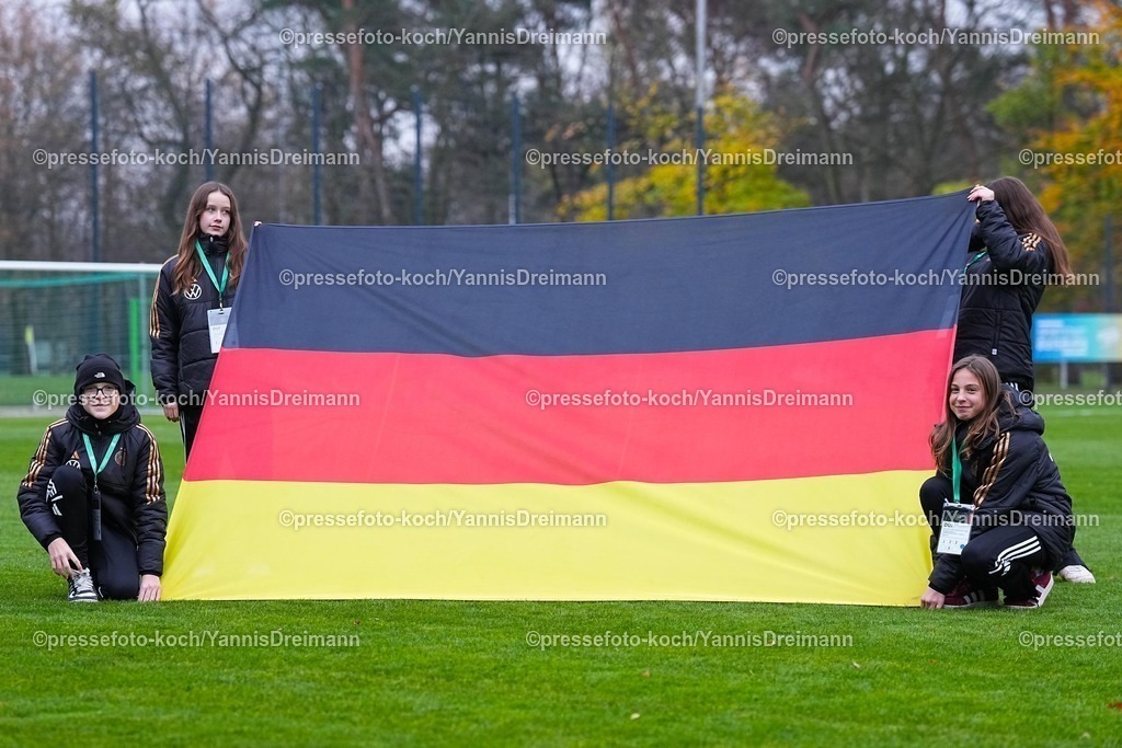 xYDRx26112502001 | 26.11.2025, xydrx, Fußball, Länderspiel, EM-Qualifikation U19-Frauen, Belgien - Deutschland, Sportschule Wedau: Fahnenkinder halten die Deutsche Flagge