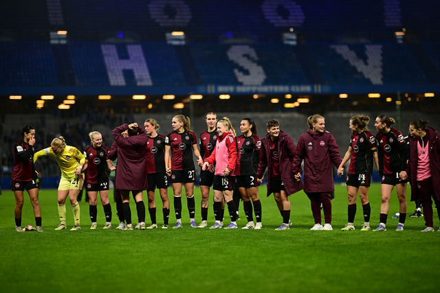 Fußball I Frauen I Saison 2025-2026 I Bundesliga I 10. Spieltag I Hamburger SV - 1. FC Nürnberg I 47720 | Jubel, Begeisterung, Enthusiasmus, Euphorie, Freude, Glücksgefühl, Heiterkeit bei: 1. FC Nürnberg Frauen nach dem 1:2 Sieg gegen die Hamburger SV Frauen - Realisiert mit Pictrs.com
