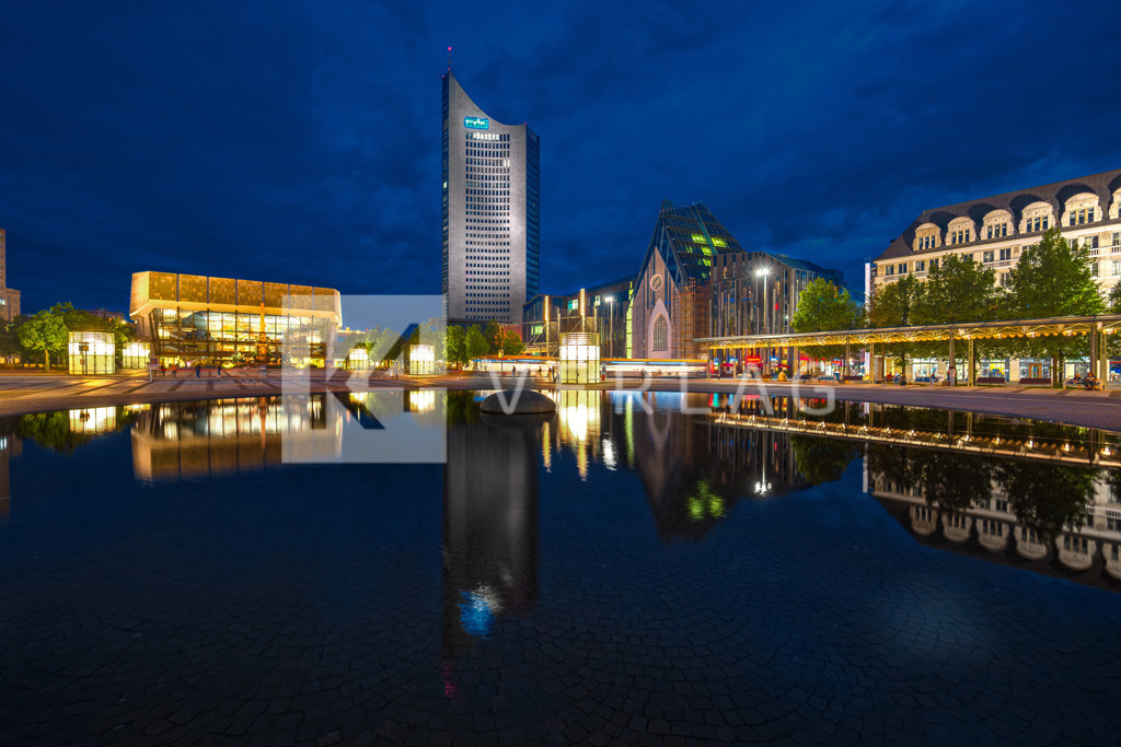 Augstusplatz-Leipzig-0U3A0561 | Der Austustplatz in Leipzig bei Nacht mit dem Gewandhaus, dem City-Hochhaus und dem Neuen Augusteum. - Realisiert mit Pictrs.com