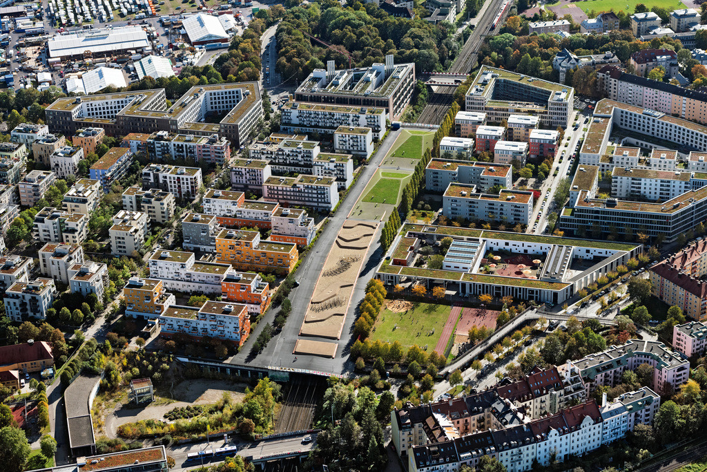 dr__0054156.jpg | MüNCHEN 07.10.2024 Platz- Ensemble " Quartiersplatz Theresienhöhe " im Stadtgebiet am Max-Hirschberg-Weg im Ortsteil Schwantalerhöhe in München im Bundesland Bayern, Deutschland. Weiterführende Informationen bei: Topotek 1. // Square ensemble "Quartiersplatz Theresienhoehe" in the urban area on Max-Hirschberg-Weg in the district Schwantalerhoehe in Munich in the state Bavaria, Germany. Further information at: Topotek 1. Foto: Daniel Reiter
