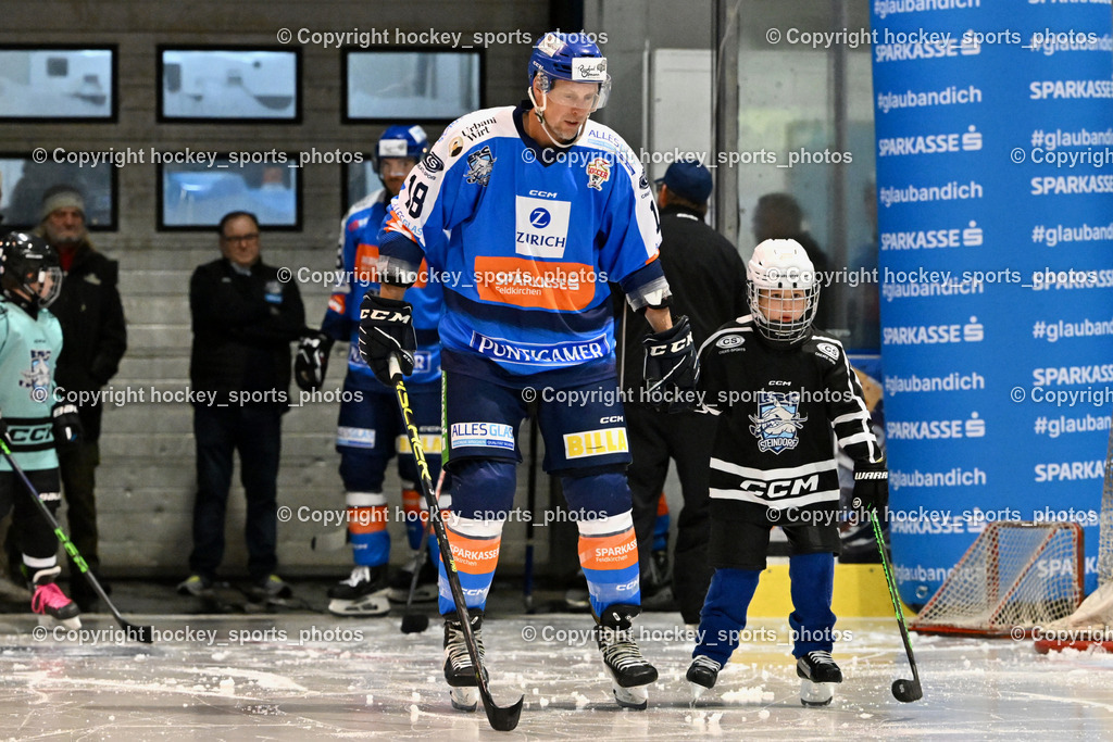 ESC Sparkasse Steindorf vs. LE Kings | Einlauf mit ESC Nachwuchs, #18 Pewal Martin ESC Steindorf, ESC Sparkasse Steindorf vs. LE Kings, ESC Sparkasse Steindorf vs. LE Kings am 01.11.2025 in Steindorf (Ossiachersee Halle), Austria, (Photo by Bernd Stefan)