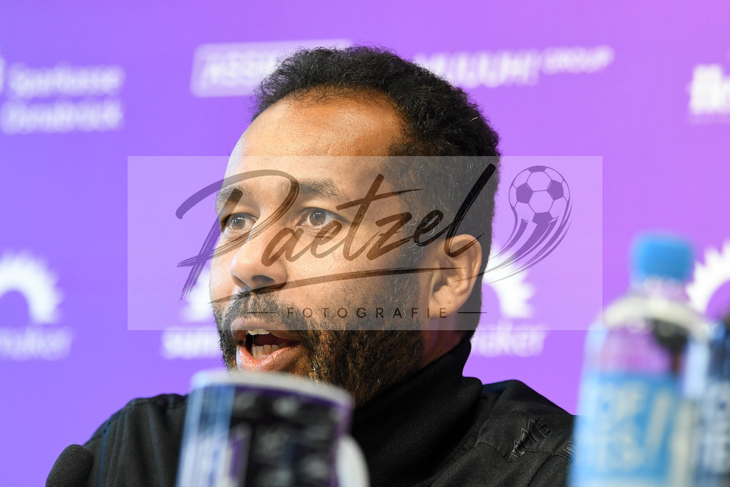 20200228_PKOSNA_0017 | Fussball, Herren: Trainer Daniel Thioune (VfL Osnabrueck) schaut waehrend der Pressekonferenz des VfL Osnabrueck im Presseraum des Stadion an der Bremer Bruecke am 28.02.2020 in Osnabrueck, Deutschland. - Realisiert mit Pictrs.com