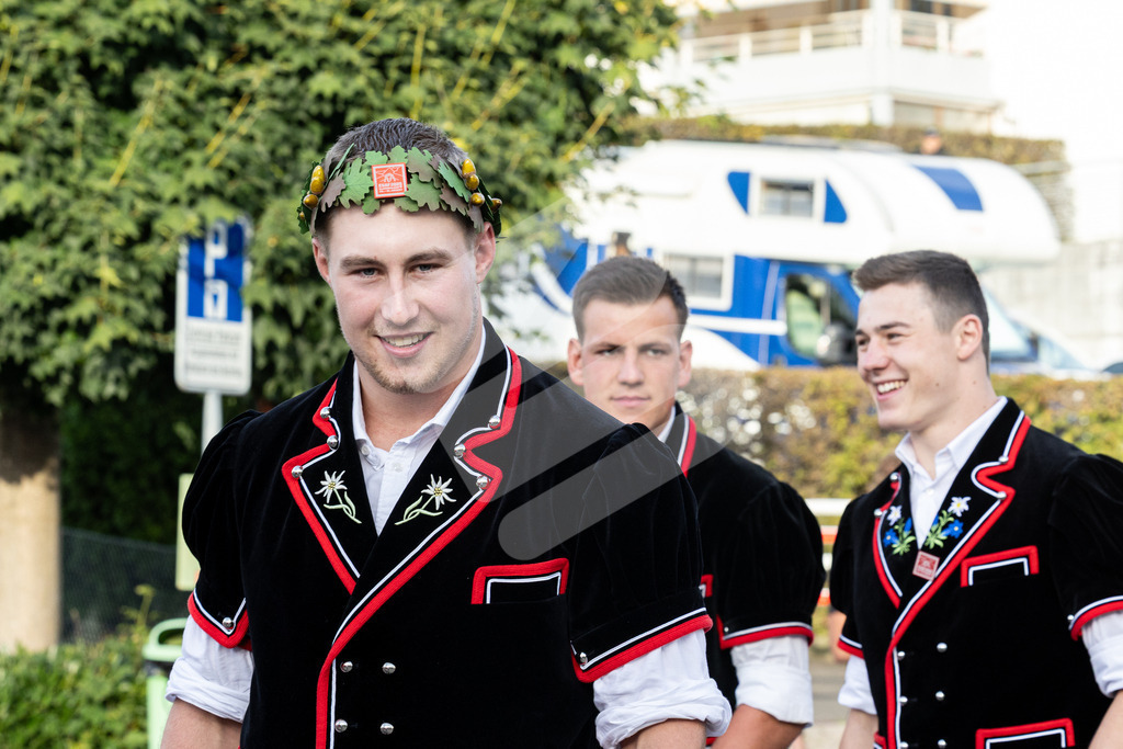 ESAF2025_Empfang_8258 | Die Schwinger des Schwyzer Kantonalen Schwingerverbandes: Fotos, die Dynamik und Leidenschaft festhalten, sowie emotionale Momente aus dem traditionellen Schwingsport zeigen. - Realisiert mit Pictrs.com