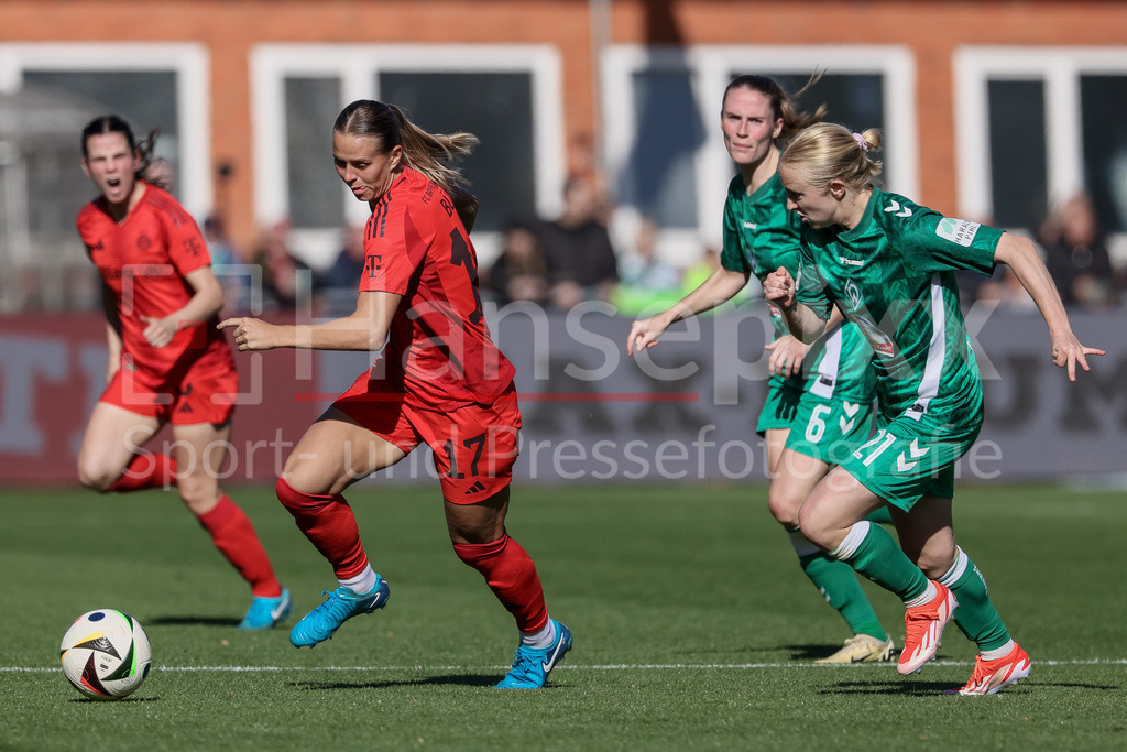 Fussball, Google Pixel Frauen-Bundesliga, SV Werder Bremen - FC Bayern München | v.li.: Klara Bühl (FC Bayern München, 17) und Caroline Siems (SV Werder Bremen, 21) im Zweikampf, Duell, Dynamik, Aktion, Action, Spielszene, DIE DFB-RICHTLINIEN UNTERSAGEN JEGLICHE NUTZUNG VON FOTOS ALS SEQUENZBILDER UND/ODER VIDEOÄHNLICHE FOTOSTRECKEN. DFB REGULATIONS PROHIBIT ANY USE OF PHOTOGRAPHS AS IMAGE SEQUENCES AND/OR QUASI-VIDEO.