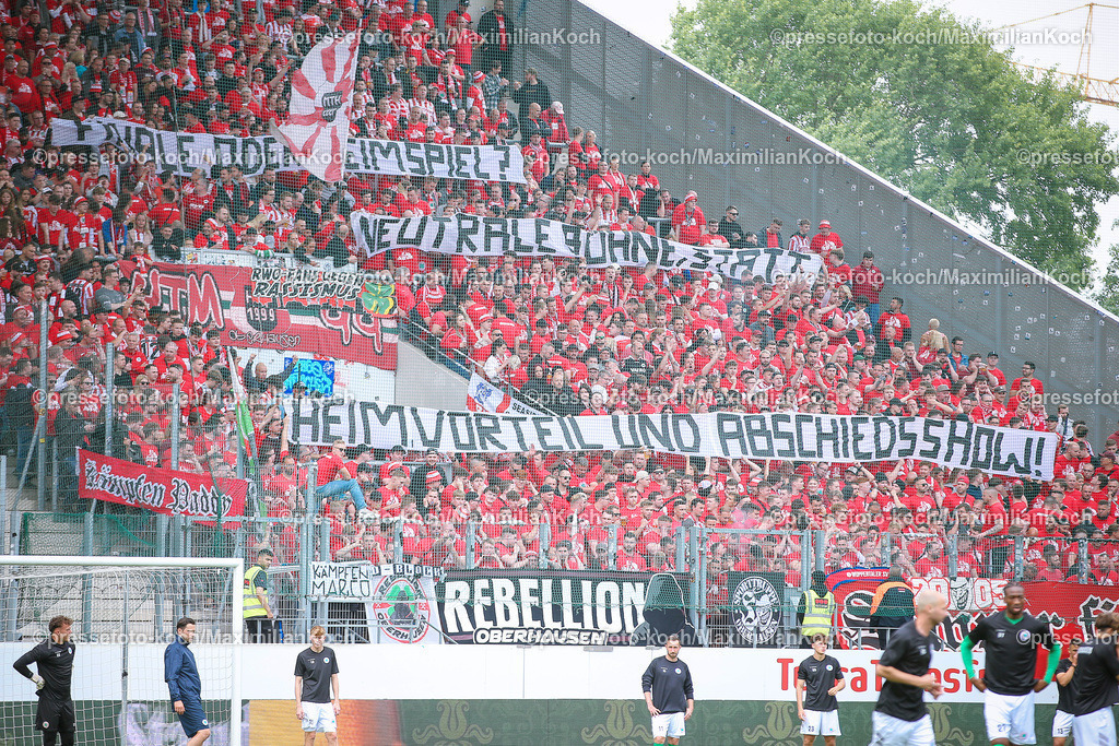 RWE3Liga25052402078 | 25.05.2024, Essen, Fußball, Finaltag der Amateure, Niederrheinpokal Finale, Stadion an der Hafenstraße, Saison 2023 2024, Rot-Weiss Essen – SC Rot-Weiß Oberhausen: Oberhausen-Fans im Gästeblock mit Protestbanner Heimspielrecht. DFB regulations prohibit any use of photographs as image sequences and or quasi-video.