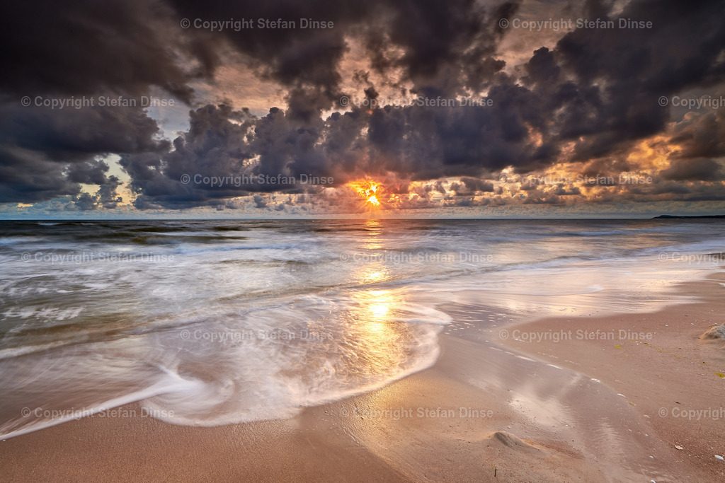 colorful sunrise on beach of baltic sea in germany | colorful sunrise on beach of baltic sea in germany - Realisiert mit Pictrs.com