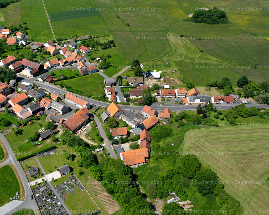 2615505 | WAHLEN 09.06.2006 Landwirtschaftliche Nutzflächen und Feldgrenzen  umsäumen das Siedlungsgebiet des Dorfes in Wahlen im Bundesland Hessen, Deutschland // Agricultural land and field boundaries surround the settlement area of the village  in Wahlen in the state Hesse, Germany Foto: Gerhard Launer