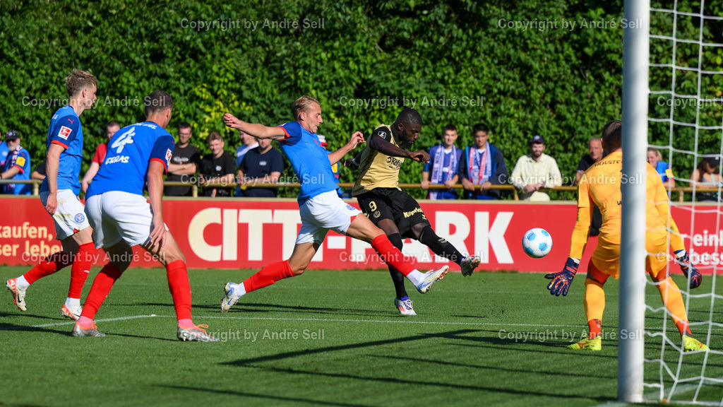 Holstein Kiel vs AS Saint-Etienne | Patrick Erras (Kiel #4) &amp; Timo Becker (Kiel #17) &amp; Timon Weiner (Kiel #1) / Ibrahim Sissoko (Etienne #9 verfehlt das Tor)Testspiel: Holstein Kiel vs AS Saint-Etienne / Citti Fussball Park - Projensdorf / Kiel / 10.08.24 - Realisiert mit Pictrs.com