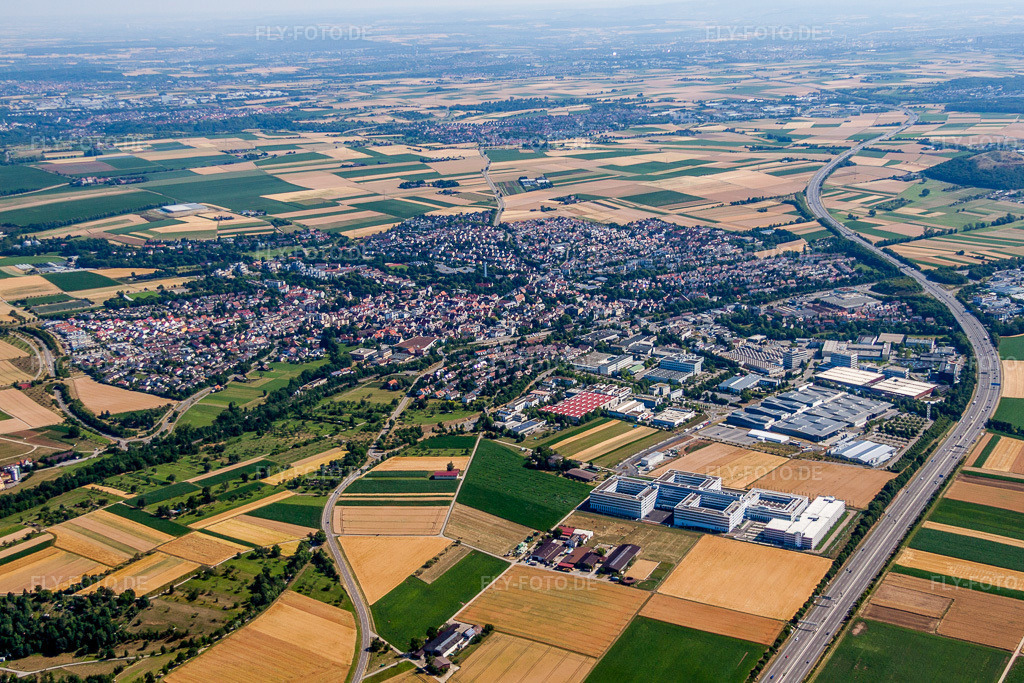 Luftbild: Ortsansicht der Straßen und Häuser der Wohngebiete in Ditzingen im Bundesland Baden-Württemberg in Deutschland. Foto: IMG_70057.jpg vom 06.07.2014 durch Werner Riehm/FLY-FOTO.de