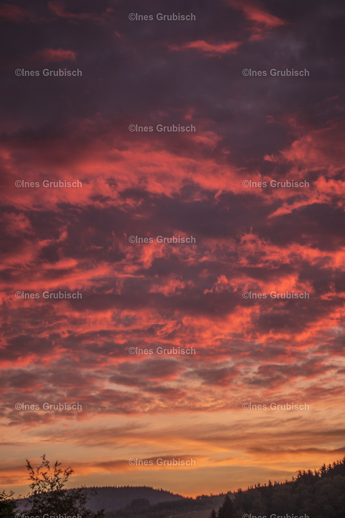 Fluffige Wolken im Sonnenaufgang | Lila Lubbenbomm - Artwork by Ines Grubisch - Realisiert mit Pictrs.com