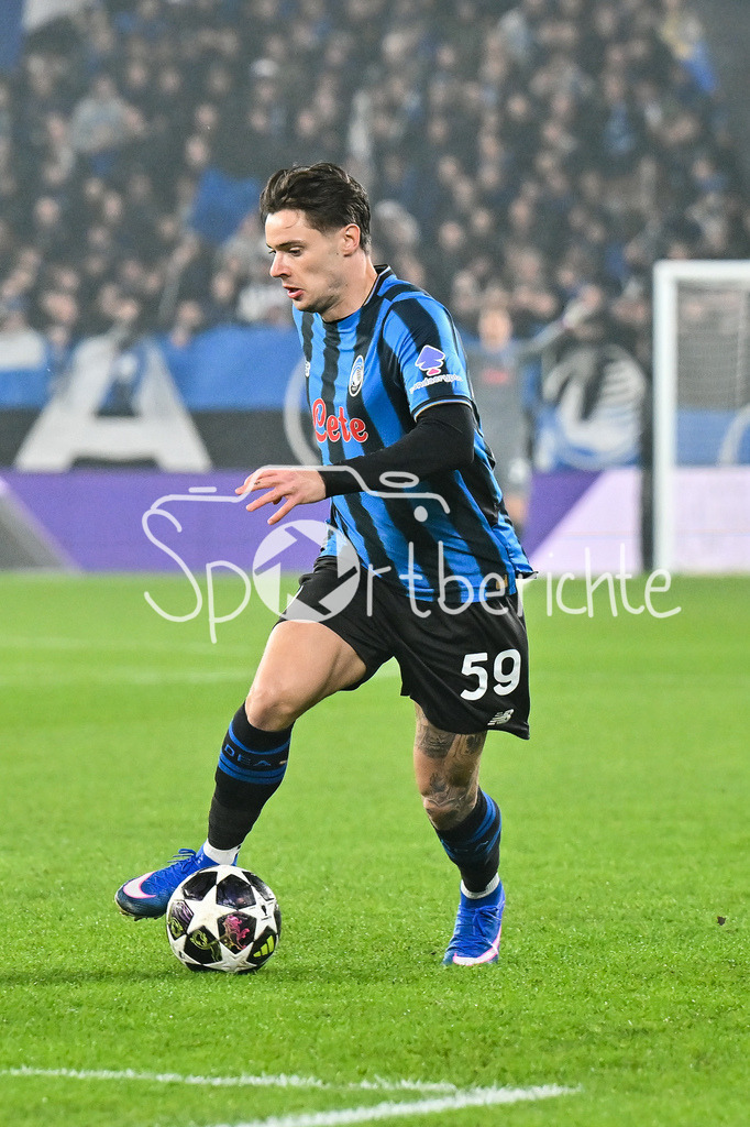 Atalanta Bergamo - FC Bayern München | BERGAMO, ITALY - 10. MARCH: with Ball Nicola ZALEWSKI (Atalanta Bergamo 59) during the UEFA Champions League match between Atalanta Bergamo vs. FC Bayern Munich on first leg of round of 16 at New Balance Arena