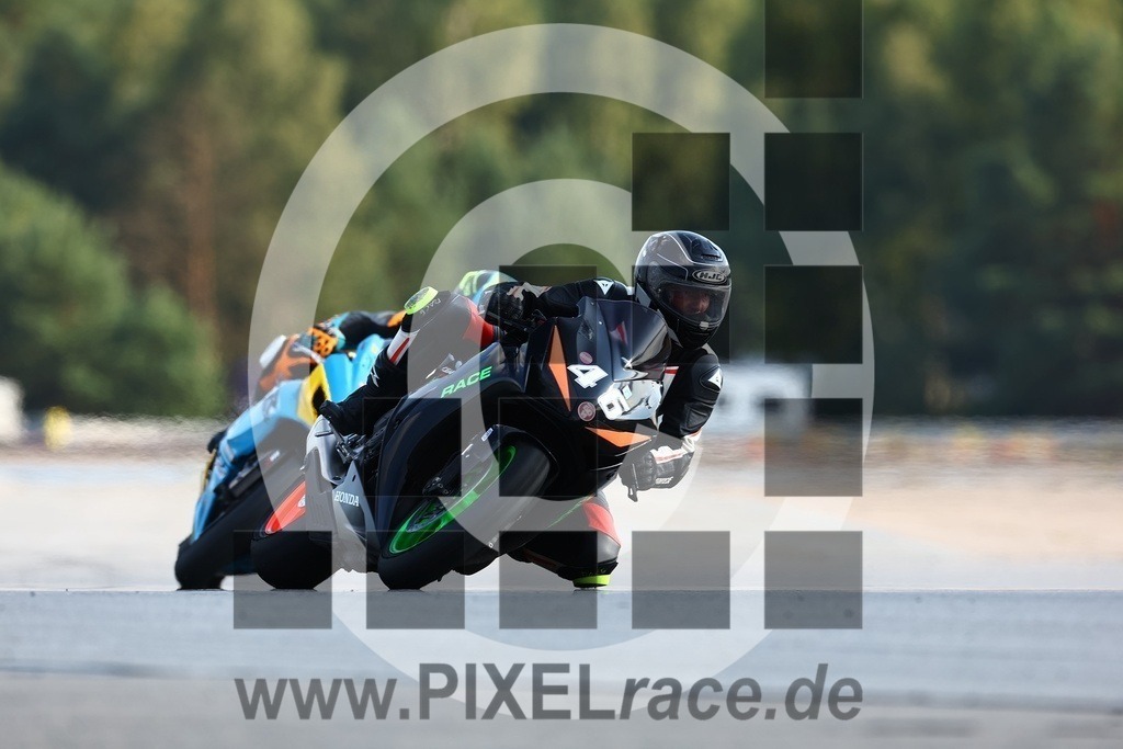 0046-20240803_05236 | Schöne Erinnerungen an spannende Momente - das festzuhalten ist unser Job. PIXELrace.de ist seit 2003 auf den Rennstrecken Europas unterwegs um die Action draußen beim Fahren und die wunderbare Stimmung imm Fahrerlager für euch einzufangen.