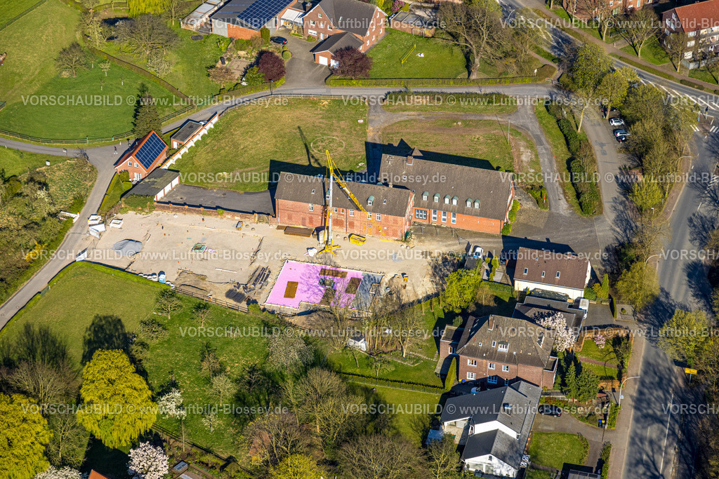Selm250404515 | Luftbild, Dorfkrug mit Baustelle an der Dorfstraße, geplante Gebäude auf dem Kreutzkamp-Gelände, Cappenberg, Selm, Münsterland, Nordrhein-Westfalen, Deutschland