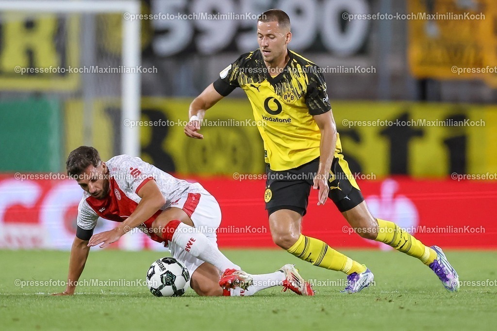 DFB18082501057 | 2025.08.18, Fußball, 1.Runde DFB-Pokal, Rot-Weiss Essen - Borussia Dortmund, Stadion Hafenstraße, Saison 2025 2026: Ahmet Arslan&nbsp;(Rot-Weiss Essen #06) im Zweikampf gegen  Waldemar Anton&nbsp;(BVB #03)  DFB regulations prohibit any use of photographs as image sequences and or quasi-video.