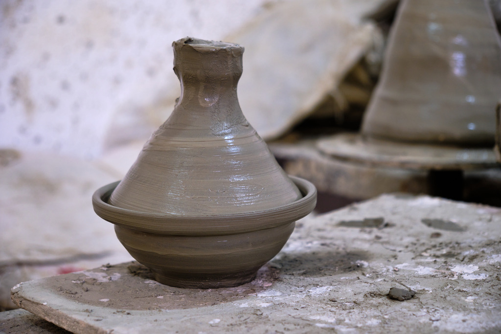 Marokkanische Tajine in einer Töpfer Werkstatt | Fes, Marokko - November 11, 2024: Herstellung einer Marokkanische Tajine in einer Töpfer Werkstatt. - Realisiert mit Pictrs.com