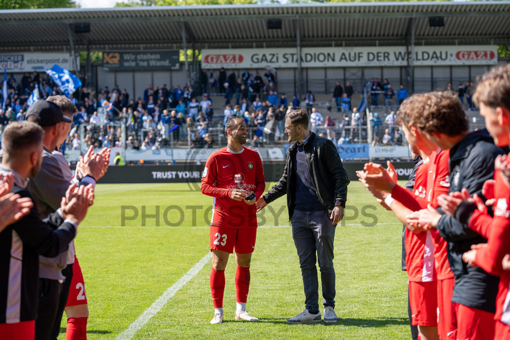 Stuttgarter Kickers vs. SG Sonnenhof Großaspach, Fussball, Regionalliga Suedwest, 34. Spieltag, 16.05.2026 | Fabian Eisele (SG Sonnenhof Großaspach, #23) bekommt die Torjägerkanonen/Torjaegerkanone überreicht/ueberreicht,Stuttgarter Kickers vs. SG Sonnenhof Großaspach, Fussball, Regionalliga Suedwest, 34. Spieltag, 16.05.2026