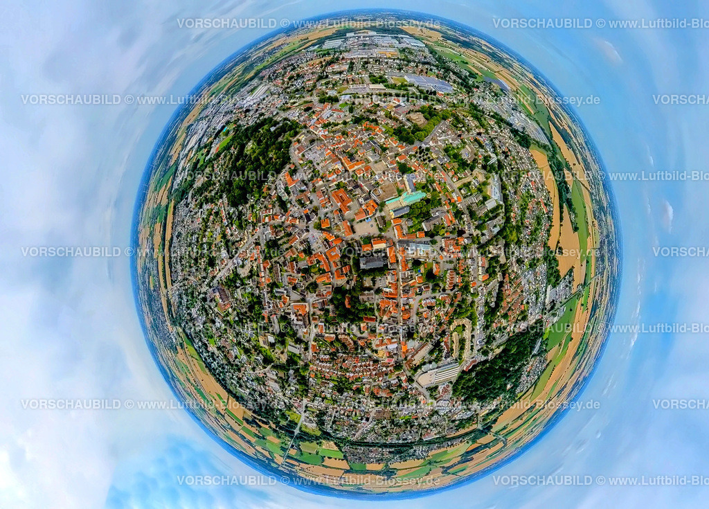 Werl240790045MitteMarktplatzMitte | Luftbild, Altstadt und Marktplatz mit Wallfahrtsbasilika Mariä Heimsuchung und kath. Kirche St. Walburga, Häuser mit roten Dächern, Erdkugel, Fisheye Aufnahme, Fischaugen Aufnahme, 360 Grad Aufnahme, tiny world, little planet, fisheye Bild, Werl, Soester Börde, Nordrhein-Westfalen, Deutschland
