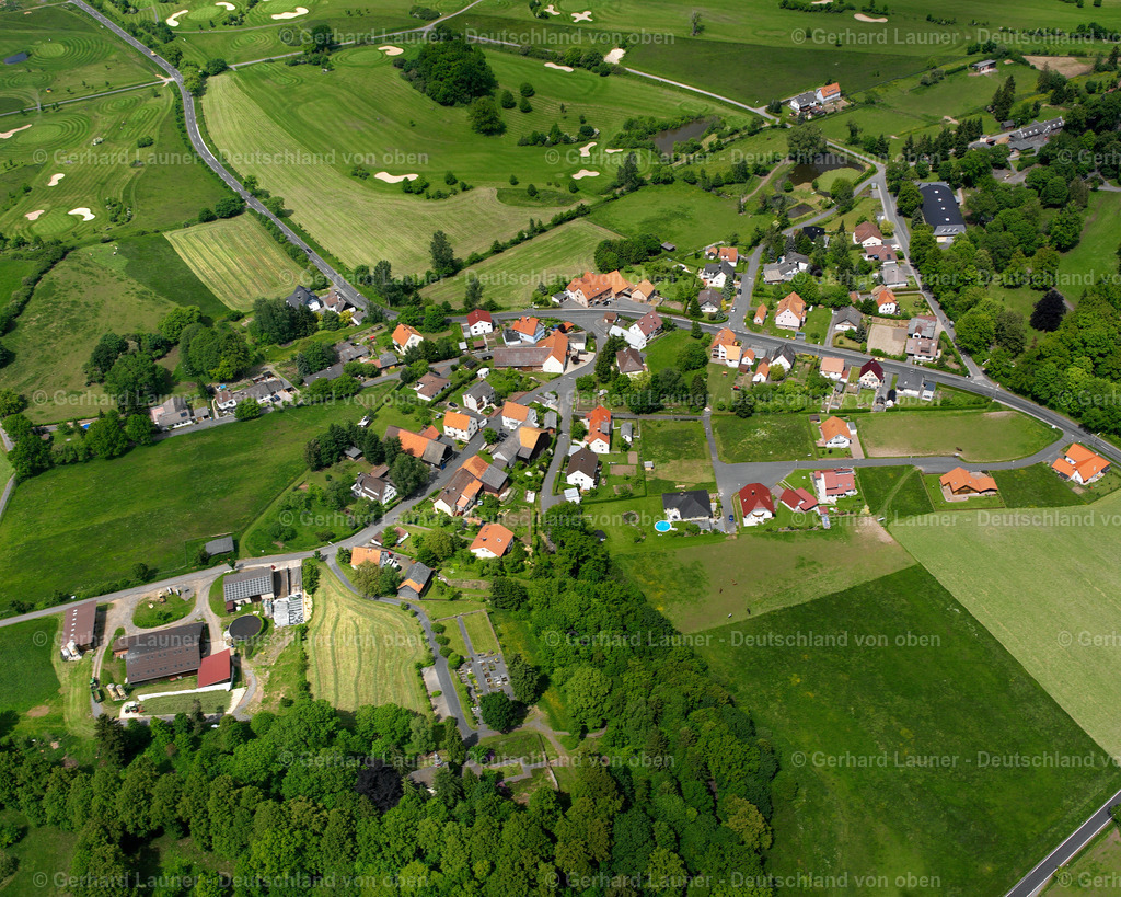 2615701 | SICKENDORF 09.06.2006 Landwirtschaftliche Nutzflächen und Feldgrenzen  umsäumen das Siedlungsgebiet des Dorfes in Sickendorf im Bundesland Hessen, Deutschland // Agricultural land and field boundaries surround the settlement area of the village  in Sickendorf in the state Hesse, Germany Foto: Gerhard Launer
