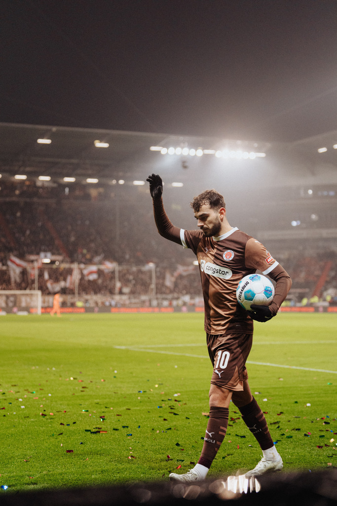 FCS02083 | Der offizielle Shop für FC St. Pauli Fotos. Wähle aus Spielszenen & Fanmomenten dein FCSP Wunschformat. Wir liefern Millerntor-Atmosphäre.