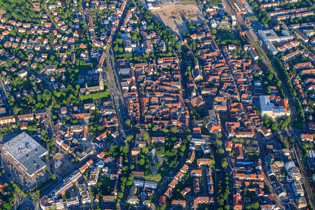 Luftbild: historische Altstadt beidseits der Alb mit REWE-Center, Schloss, Rathausturm, St. Martinskirche, Herz Jesu Kirche und Johanneskirche in Ettlingen im Bundesland Baden-Württemberg in Deutschland. Foto: IMG_57408.jpg vom 06.06.2013 durch Werner Riehm/FLY-FOTO.deAuflösung des Originals: 4380 x 2920 pxWWW.ETTLINGEN.DE