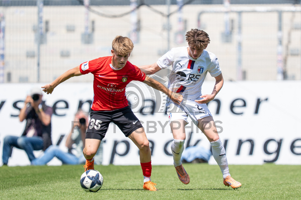 SG Sonnenhof Großaspach vs. SG Barockstadt Fulda-Lehnerz, Fussball, Regionalliga Suedwest, 33. Spieltag, 09.05.2026 | Lukas Stoppel (SG Sonnenhof Großaspach, #35) im Zweikampf mit Arlind Iljazi (SG Barockstadt Fulda-Lehnert, #02),SG Sonnenhof Großaspach vs. SG Barockstadt Fulda-Lehnerz, Fussball, Regionalliga Suedwest, 33. Spieltag, 09.05.2026
