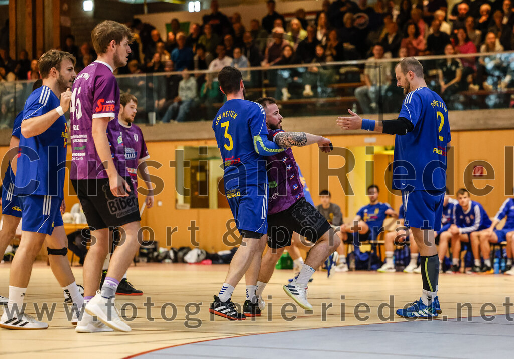 2024-10-13_026_SpVgg_Altenerding_gegen_SSG_Metten | Erding, Deutschland, 13.10.2024:Handball, Bezirksoberliga Männer 2024 / 2025, 4. Spieltag, SpVgg Altenerding gegen SSG Metten, Endergebnis: 40:22Ferdinand Ewald (SpVgg Altenerding, #45), Jan Matousik (SSG Metten, #3), Sebastian Forster (SpVgg Altenerding, #13), Karel Kveton (SSG Metten, #2)Foto: Christian Riedel / fotografie-riedel.net