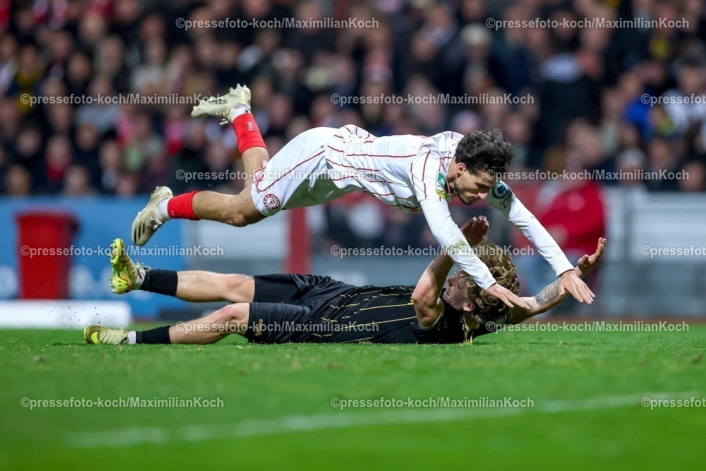FKo26022601057 | 26.02.2026, Fußball, Landespokal Mittelrhein, SC Fortuna Köln - TSV Alemannia Aachen, Südstadion, Viertelfinale Bitburger-Pokal, Saison 2025 2026: Vleron Statovci&nbsp; (SC Fortuna Köln #04)  im Zweikampf gegen  Jonas Oehmichen&nbsp; (Alemannia Aachen #24) Stürzen übereinander im Strafraum  DFB regulations prohibit any use of photographs as image sequences and or quasi-video.