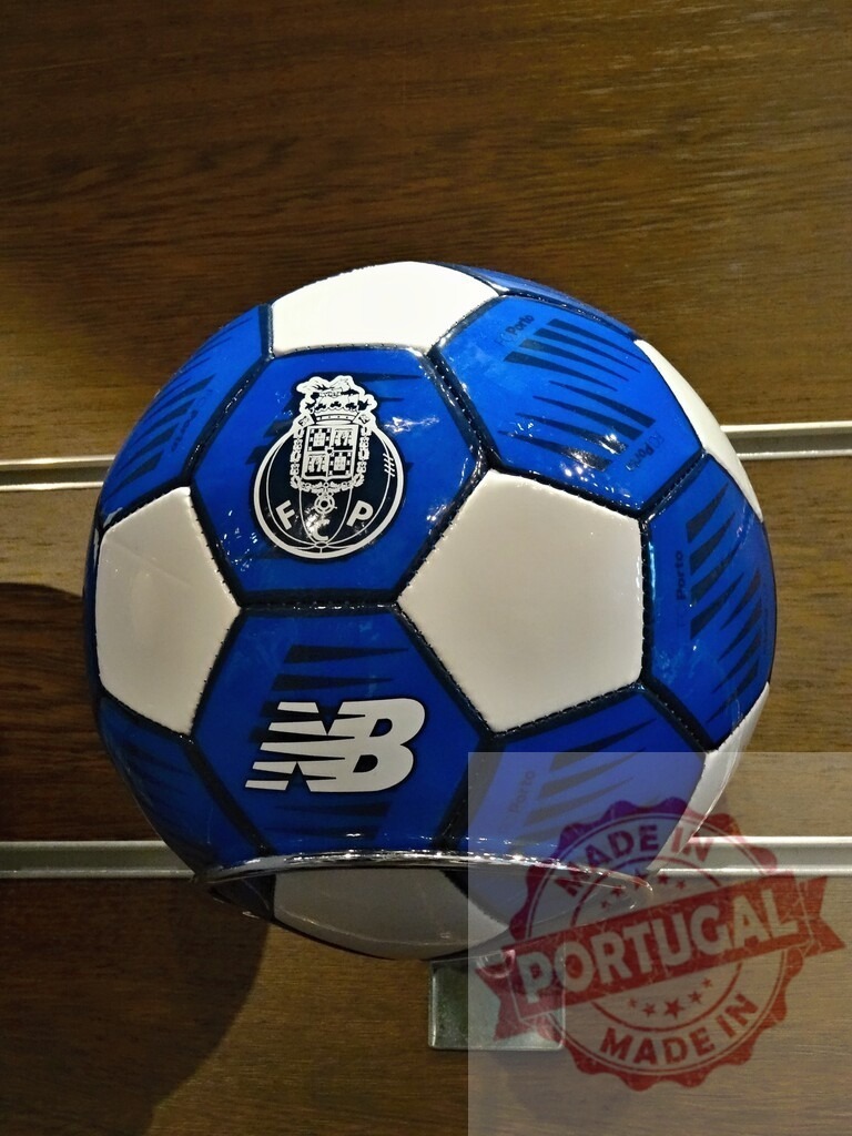 FC Porto New Balance football on display | FC Porto official football on display with New Balance logo and crest - Realisiert mit Pictrs.com