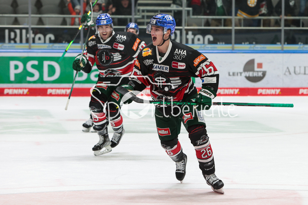 Augsburger Panther - Duesseldorfer EG | Samuel SORAMIES (AEV #26) jubelt mit seinen Teamkollegen ueber den Siegtreffer zum 2-1 kurz vor Schuss