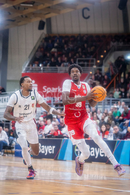 Barmer 2. Basketball Bundesliga ProA: Bayer Giants Leverkusen vs. RheinStars Koeln, 04.04.26 | Leverkusen, 04.04.26 - John Williams Jr. (Bayer Giants Leverkusen, 21) und Kenny Andre Baptiste (RheinStars Köln, 39) während des Spiels der Barmer 2. Basketball Bundesliga ProA: Bayer Giants Leverkusen vs. RheinStars Koeln in der Ostermann Arena in Leverkusen.
