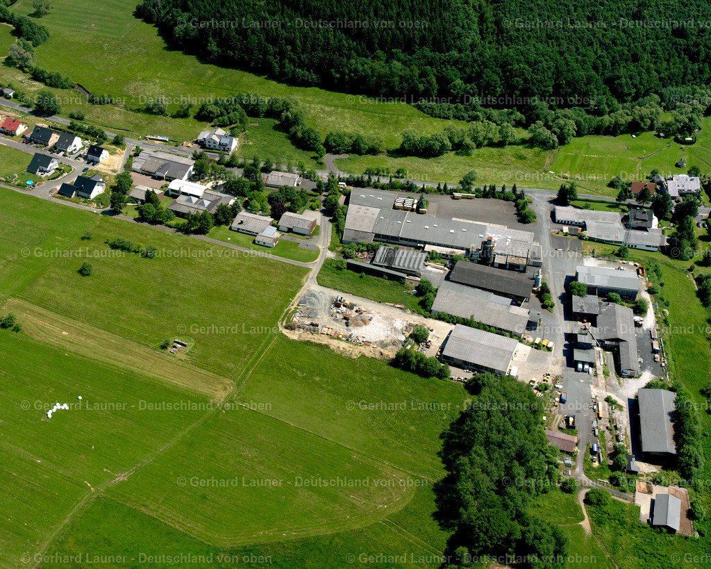 2611113 | NIEDERROßBACH 09.06.2006 Landwirtschaftliche Nutzflächen und Feldgrenzen  umsäumen das Siedlungsgebiet des Dorfes in Niederroßbach im Bundesland Hessen, Deutschland // Agricultural land and field boundaries surround the settlement area of the village  in Niederroßbach in the state Hesse, Germany Foto: Gerhard Launer