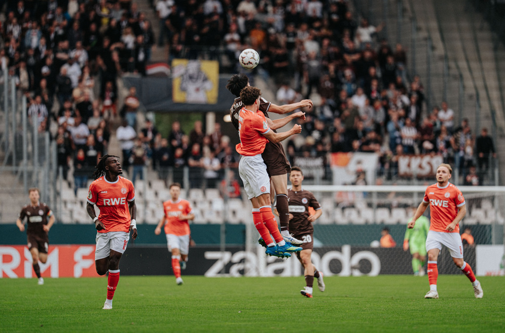 FCSP_YD-05631 | Der offizielle Shop für FC St. Pauli Fotos. Wähle aus Spielszenen & Fanmomenten dein FCSP Wunschformat. Wir liefern Millerntor-Atmosphäre.