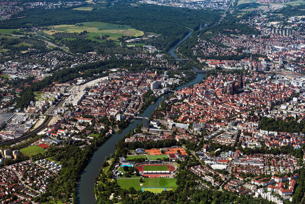 dr__0067038.jpg | ULM 17.06.2021 Stadtansicht des Innenstadtbereiches mit Ulmer Münster  in Ulm im Bundesland Baden-Württemberg, Deutschland. // City view of downtown area with Ulmer Muenster in Ulm in the state Baden-Wurttemberg, Germany. Foto: Daniel Reiter