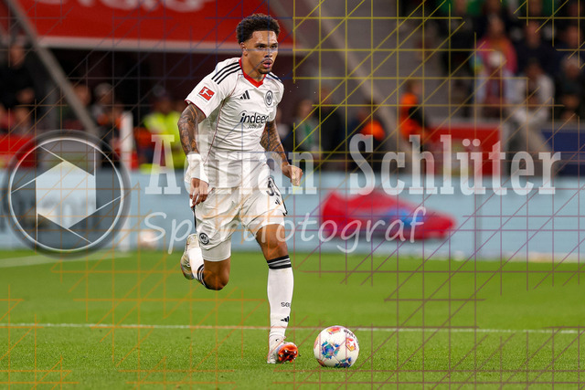 Bayer 04 Leverkusen vs Eintracht Frankfurt - Bundesliga  | Leverkusen, Deutschland, 12.09.25:   Pharrell Nnamdi Collins (Eintracht Frankfurt) in Aktion am Ball, Einzelaktion waehrend des Spiels der Bundesliga zwischen  Bayer 04 Leverkusen vs Eintracht Frankfurt in der BayArena(Foto von Brauer-Fotoagentur / Adrian Schlueter)